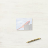 Roter Kardinal auf Holzstumpf Post-it Klebezettel (Auf Schreibtisch)