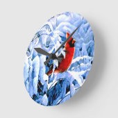 Roter Kardinal im Winterschnee Runde Wanduhr (Winkel)