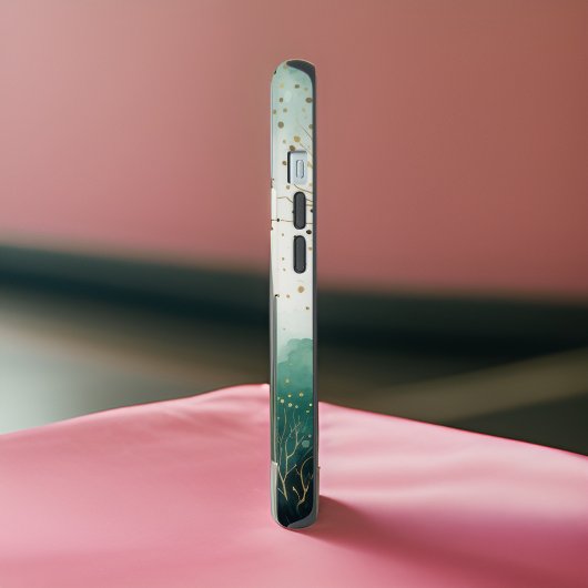 Roter Kardinal in Berries im grünen Wald - Initial iPhone 15 Hülle