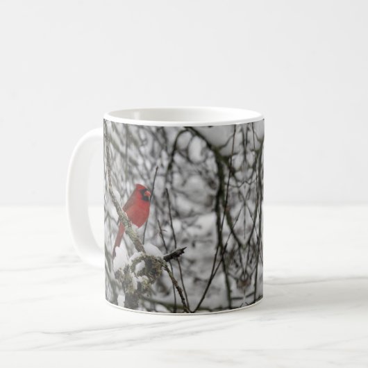 Roter Kardinal in einem schneebedeckten Baum Kaffeetasse (Vorderseite Links)