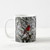 Roter Kardinal in einem schneebedeckten Baum Kaffeetasse (Links)