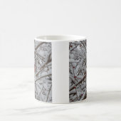 Roter Kardinal in einem schneebefüllten Baumkaffee Kaffeetasse (Mittel)