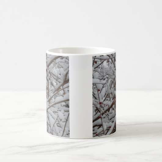 Roter Kardinal in einem schneebefüllten Baumkaffee Kaffeetasse (Mittel)