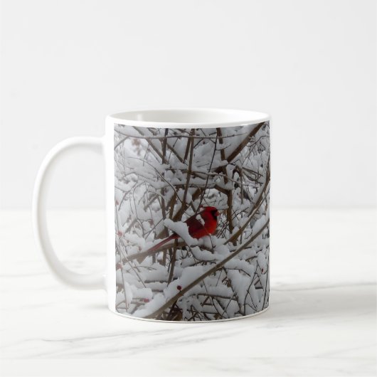 Roter Kardinal in einem schneebefüllten Baumkaffee Kaffeetasse (Links)