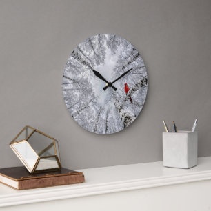 Roter Kardinal in einem winterlichen weißen Birken Große Wanduhr
