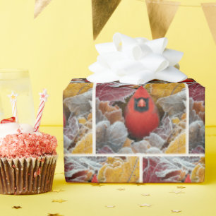 Roter Kardinalvogel in frostigen Herbstblättern Geschenkpapier