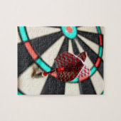 Roter karierter Pfeil auf Dartboard Puzzle (Horizontal)