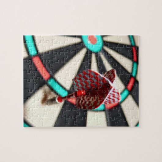 Roter karierter Pfeil auf Dartboard Puzzle (Horizontal)