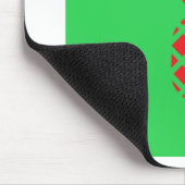 Roter Kiefernapfel in Grün Mousepad (Ecke)