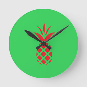 Roter Kiefernapfel in Grün Runde Wanduhr