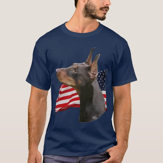 (Roter) Kopf Dobermann Pinscher mit Flagge T-Shirt (Vorderseite)