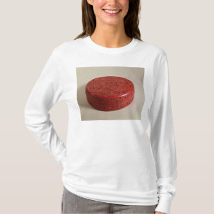 Roter Lackkasten verziert mit Pfingstrosen, T-Shirt