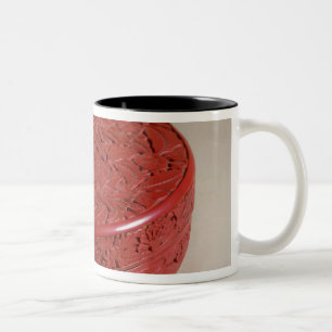 Roter Lackkasten verziert mit Pfingstrosen, Zweifarbige Tasse