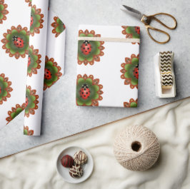 Roter Ladybug auf roten und grünen Blütenblättern Geschenkpapier