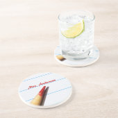 Roter Lehrer-Bleistift auf gezeichnetem Papier mit Sandstein Untersetzer (Seite)