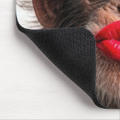Roter Lippenstift auf einem Schimpansen Mousepad (Ecke)