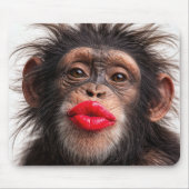 Roter Lippenstift auf einem Schimpansen Mousepad (Vorne)