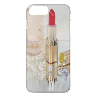 Roter Lippenstift und Schmuck auf Spiegel