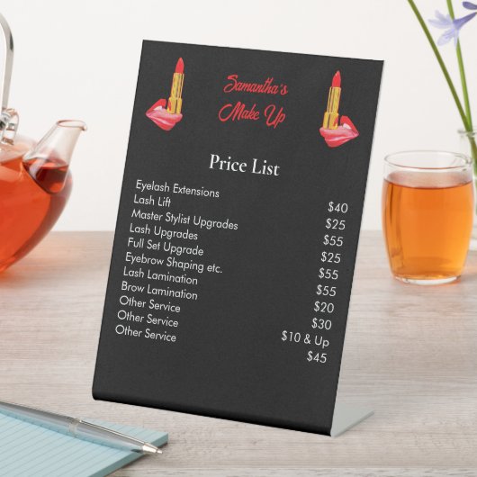 Roter Lipstick auf der Zungenschwarz mit Individue Sockelschild (In Situ)