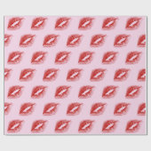 Roter Lipstick Kiss auf Rosa Geschenkpapier (Flach)
