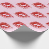 Roter Lipstick Kiss auf Rosa Geschenkpapier (Ecke)
