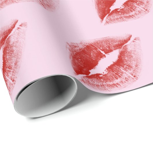 Roter Lipstick Kiss auf Rosa Geschenkpapier (Rolleneckpunkt)