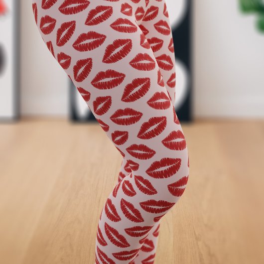 Roter Lipstick Kiss Muster auf rosa Leggings