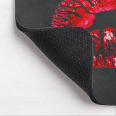 Roter Lipstick Kuss schwarz Mousepad (Ecke)