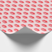 Roter Lipstick küsst pink Geschenkpapier (Ecke)