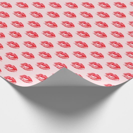 Roter Lipstick küsst pink Geschenkpapier (Ecke)