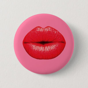 Roter Lipstick mit großen Pop-Kunstlippen auf gü Button