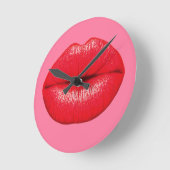 Roter Lipstick mit großen Pop-Kunstlippen auf gürt Runde Wanduhr (Winkel)