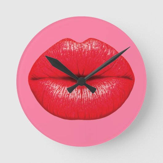 Roter Lipstick mit großen Pop-Kunstlippen auf gürt Runde Wanduhr (Vorderseite)