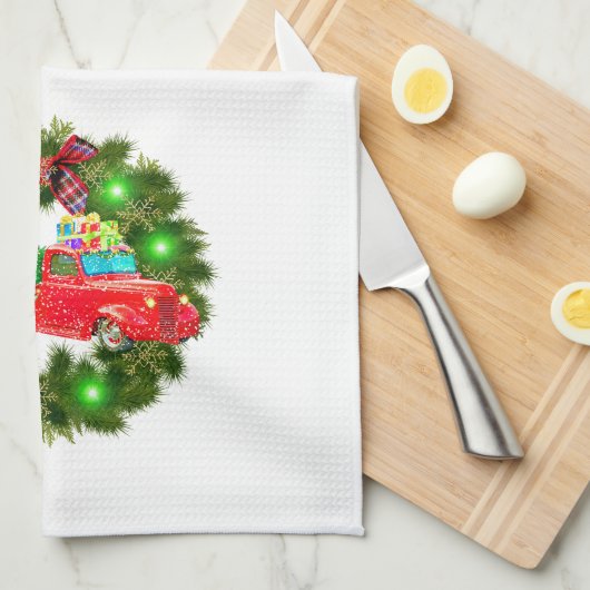 Roter Lkw, der durch einen Weihnachtskranz fährt Geschirrtuch (Viertel Falte)