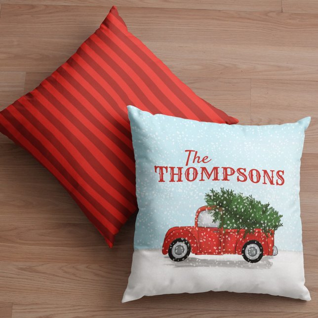 Roter LKW in Schnee Rustikaler Personalisierter Na Kissen (Holiday rustic red truck custom throw pillow)