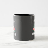 Roter LKW und Baum | Graue Weihnachten Zweifarbige Tasse (Mittel)
