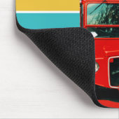 Roter London-Bus mit farbigen Streifen Mousepad (Ecke)