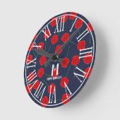 Roter Mohn-Blume und Navy Blue| Monogramm Runde Wanduhr (Winkel)