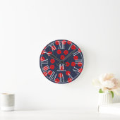 Roter Mohn-Blume und Navy Blue| Monogramm Runde Wanduhr (Zuhause)