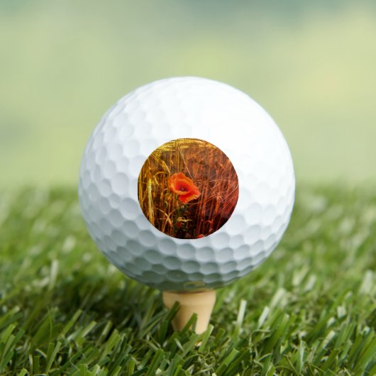 Roter Mohn im Erntedank des Goldenen Weizenfeldes Golfball (Insitu T-Shirt)