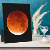 Roter Mond steigt auf Fotoplatte (Seite)