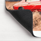 Roter Muskelwagen im Gras. Mousepad (Ecke)
