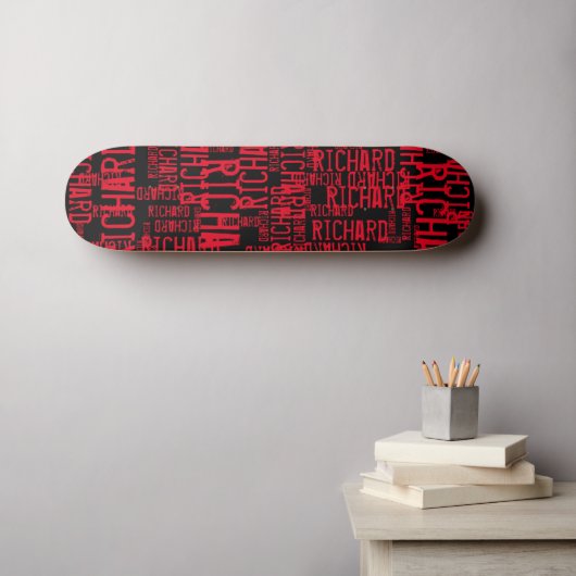 Roter Name wird überall schwarz wiederholt Skateboard (Wandkunst (Horz))