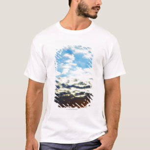 Roter orange blauer Sonnenuntergang mit Wolken T-Shirt