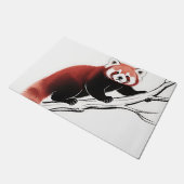 Roter Panda auf Ast sitzend Fußmatte (Schrägansicht)