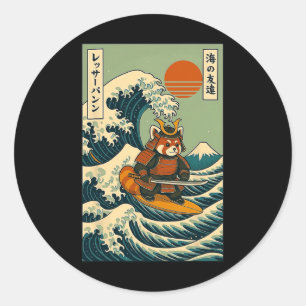 Roter Panda Samurai surft auf japanischer Welle Runder Aufkleber