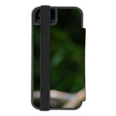 Roter Panda sitzt auf schneebedecktem Log Incipio iPhone Geldbeutel-Hülle (Folio Rückseite)