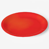 Roter Pappteller auf weißem Hintergrund (Schrägansicht)