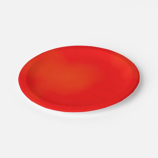 Roter Pappteller auf weißem Hintergrund (Schrägansicht)