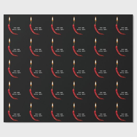 Roter Paprika mit Kerzenentzündung auf schwarz Geschenkpapier (Flach)